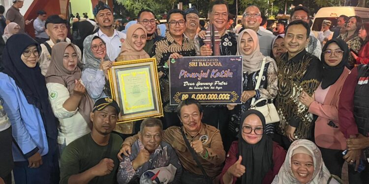Kepala Desa Gunungputri Daman Huri saat menerima penghargaan Juara III Anugerah Gapura Sri Baduga 2025 di Bandung.