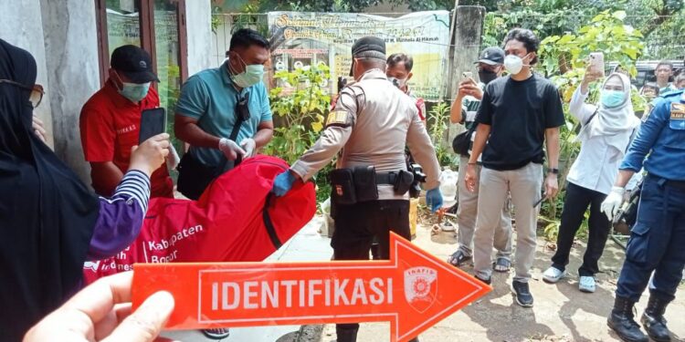 Mayat Pria Membusuk Dalam Kamar Mandi Gegerkan Warga