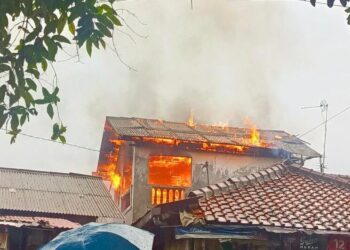 Gegara Ngecas HP, Rumah Dua Lantai Terbakar