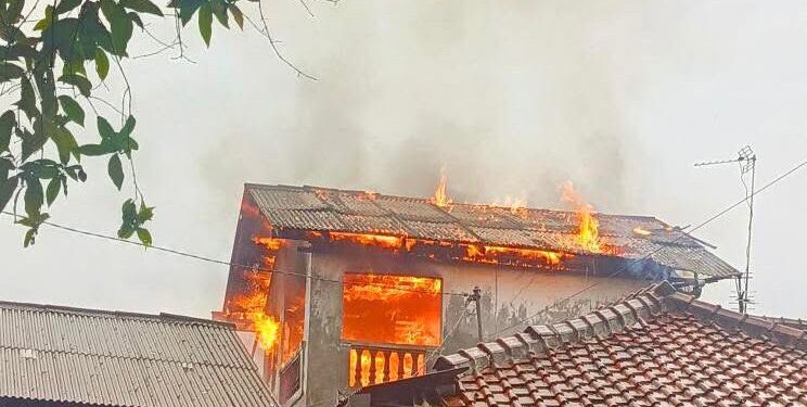 Gegara Ngecas HP, Rumah Dua Lantai Terbakar