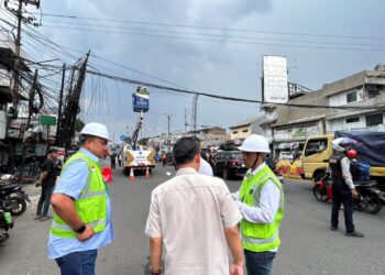 Kabel Fiber Optik Semrawut, Bupati Bogor “Tongkrongi” Langsung Penataannya