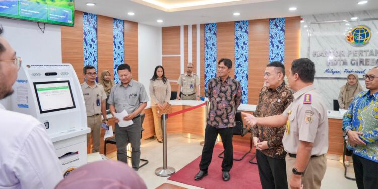 Tinjau Kantor Pertanahan Kota Cirebon, Wamen Ossy Pastikan Layanan Pertanahan Berjalan Optimal