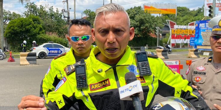 KBO Satlantas Polres Bogor Iptu Ardian Novianto memberikan keterangan pers terkait volume kendaraan di Puncak saat Natal 2025.