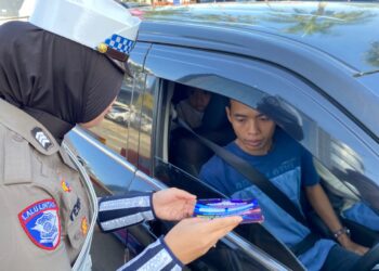 Petugas Kepolisian Satlantas Polres Bogor melakukan sosialisasi jadwal Car Free Night di Jalur Puncak Bogor.