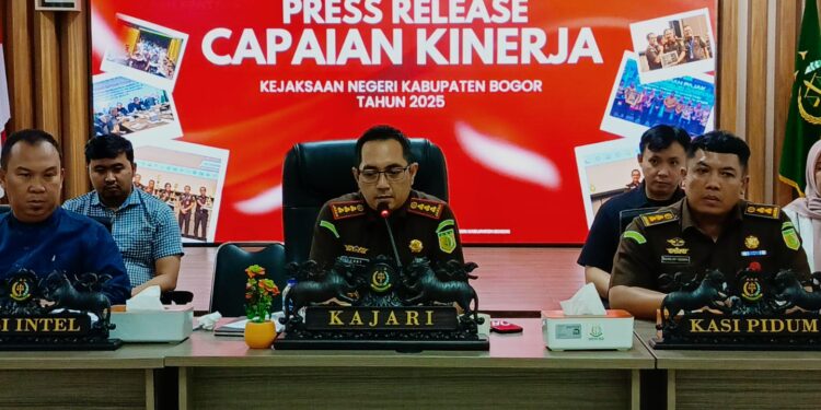 Kepala Kejaksaan Negeri Kabupaten Bogor Denny Achmad saat memaparkan capaian kinerja institusi sepanjang tahun 2025.