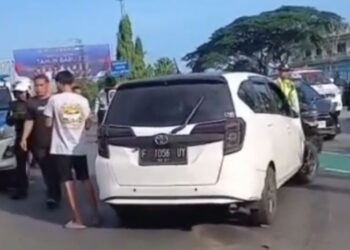 Suasana di lokasi kecelakaan yang melibatkan mobil Toyota Calya dan motor Honda Vario di Jalan Raya Alternatif Sentul.
