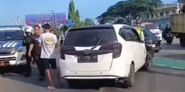 Suasana di lokasi kecelakaan yang melibatkan mobil Toyota Calya dan motor Honda Vario di Jalan Raya Alternatif Sentul.