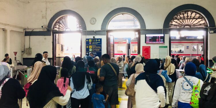 Kepadatan penumpang KRL Commuter Line di Stasiun Bogor saat masa libur akhir tahun 2025-2026.