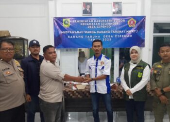Suryadi, Ketua Karang Taruna Desa Cipenjo terpilih periode 2025-2030 saat memberikan sambutan.