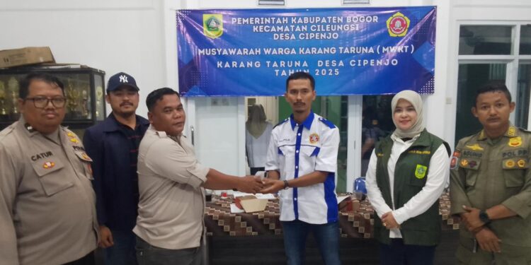 Suryadi, Ketua Karang Taruna Desa Cipenjo terpilih periode 2025-2030 saat memberikan sambutan.