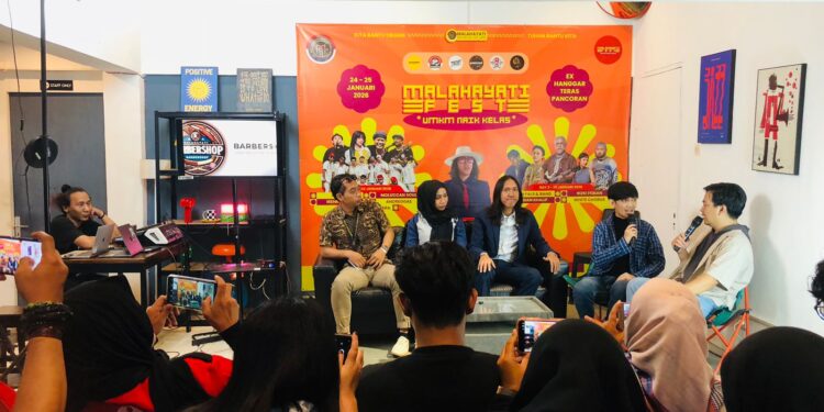 Pelaksana acara Sahroji saat menjelaskan konsep pemberdayaan UMKM dalam Malahayati Fest 2025.
