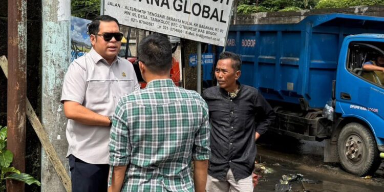 Ketua Komisi I DPRD Kabupaten Bogor M. Irvan Maulana alias Ipeck saat meninjau pembongkaran saluran air di Jalan Raya Tengsaw.