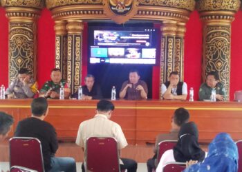 Kepala Desa Nagrak H. Agus Sahrudin saat memimpin Musdes penetapan APBDes Tahun 2026 di Aula Kantor Desa.