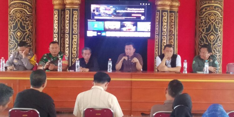 Kepala Desa Nagrak H. Agus Sahrudin saat memimpin Musdes penetapan APBDes Tahun 2026 di Aula Kantor Desa.