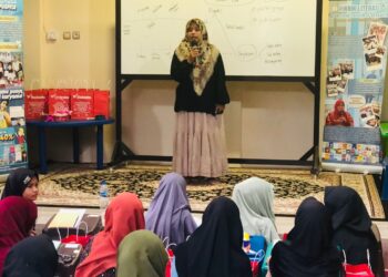 Suasana pelatihan menulis cerpen Piknik Literasi Jendela Puspita di Pondok Pesantren Ikhwanul Ummah Bekasi.