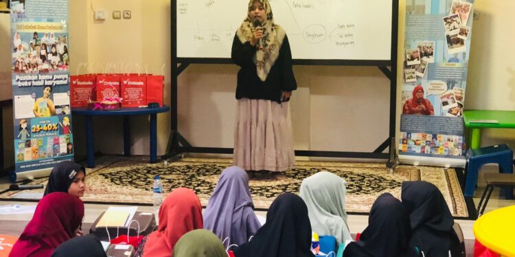 Suasana pelatihan menulis cerpen Piknik Literasi Jendela Puspita di Pondok Pesantren Ikhwanul Ummah Bekasi.