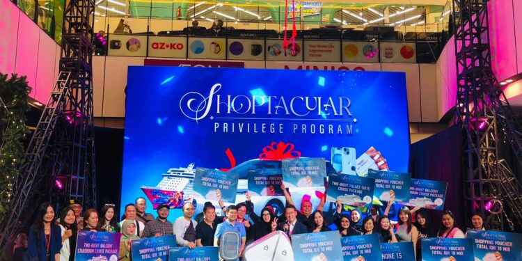 pemenang hadiah utama mobil listrik Wuling Cloud EV dalam program SHOPTACULAR AEON Mall Deltamas.