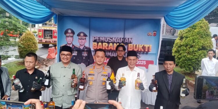 Kapolres Bogor AKBP Wikha Ardilestanto saat rilis akhir tahun dan pemusnahan miras di depan Aula Sanika Satyawada.
