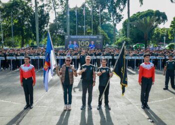 Wali Kota Bogor Dedie A. Rachim saat mengukuhkan ratusan atlet dan pelatih Kontingen Kota Bogor untuk Porprov XV Jabar 2026.