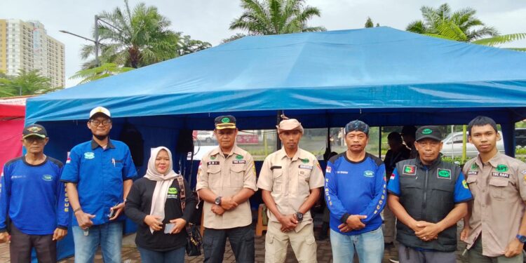Relawan RAPI 07 Cileungsi saat bertugas di Posko Bantuan Komunikasi Nataru di Metland Transyogi.