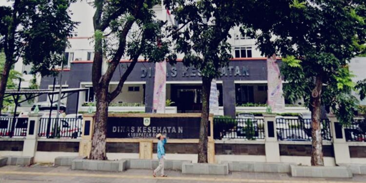 Petugas medis Dinas Kesehatan Kabupaten Bogor berjaga di posko kesehatan Nataru jalur Puncak.