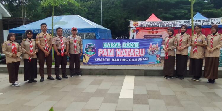 Anggota Satuan Giat Pramuka Peduli Kwartir Ranting Cileungsi saat bertugas di Pos Pengamanan Metland Transyogi.
