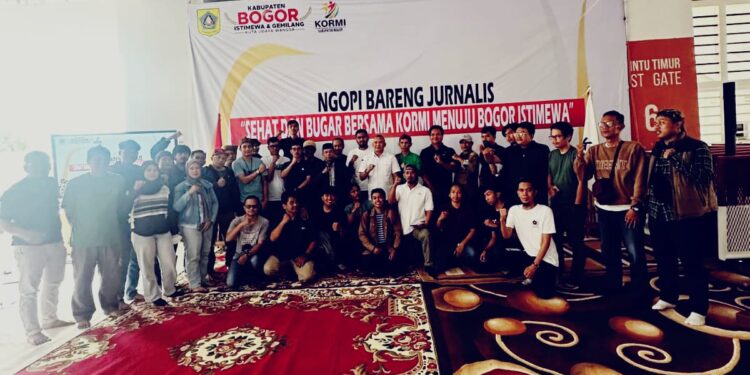 Ketua KORMI Kabupaten Bogor Rike Iskandar (Akew) saat memberikan keterangan dalam acara Ngopi Bareng Jurnalis.