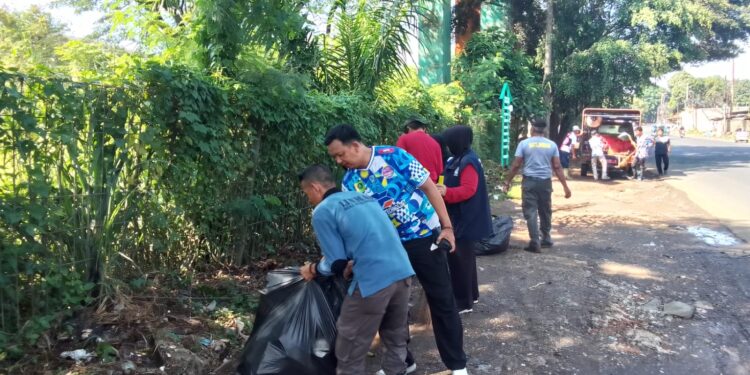 Bebersih di Mekarsari, Selokan dan Gorong-gorong Jadi Sasaran