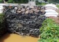 Camat Jambe Tatang Suryana saat melakukan sidak ke lokasi pembendungan Kali Cijantungeun oleh pengembang perumahan.