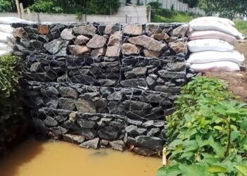 Camat Jambe Tatang Suryana saat melakukan sidak ke lokasi pembendungan Kali Cijantungeun oleh pengembang perumahan.