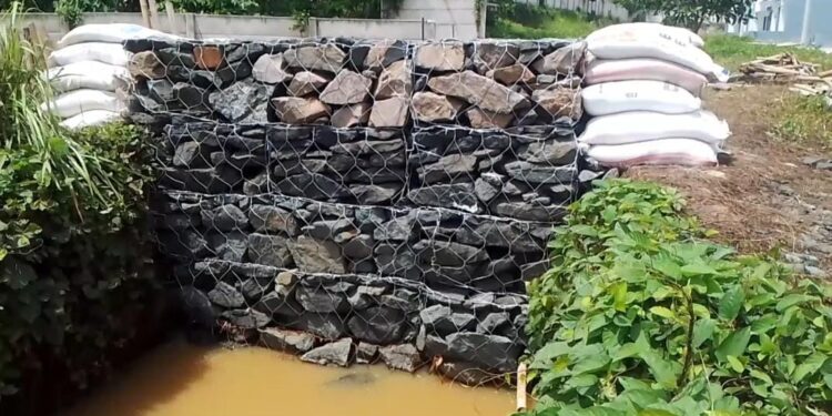 Camat Jambe Tatang Suryana saat melakukan sidak ke lokasi pembendungan Kali Cijantungeun oleh pengembang perumahan.