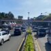 KBO Satlantas Polres Bogor Iptu Ardian Novianto memantau pemberlakuan one way arah Puncak di Gadog