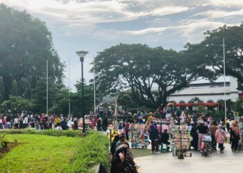 Keluarga dan wisatawan menikmati suasana libur akhir tahun di Alun-alun Kota Bogor
