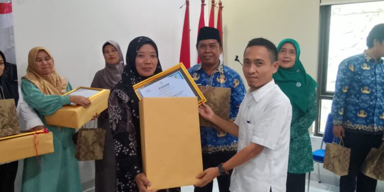 Warga Undur dari PKH, Plt Camat Sukamakmur Beri Penghargaan