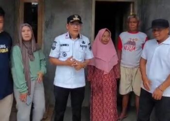 Kades Sumur Batu Tinjau Program Rutilahu, Pastikan Bantuan Tepat Sasaran