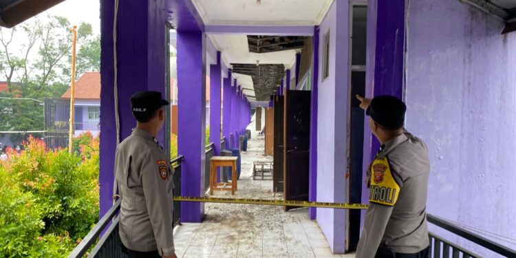 Atap Ruang Kelas Ambruk, Siswa SMAN 2 Gunung Putri Diliburkan Sementara
