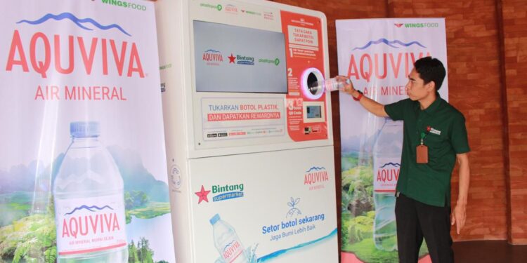 Belanja Sekaligus Peduli Bumi, AQUVIVA Hadirkan Mesin Daur Ulang Botol Plastik di Bali
