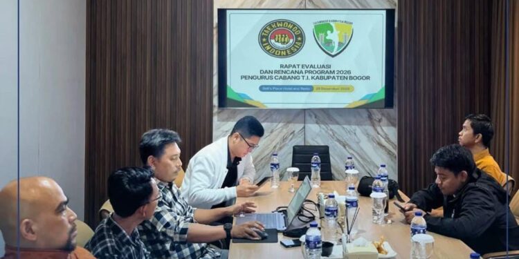 Suasana rapat evaluasi Pengcab TI Kabupaten Bogor dan persiapan TC atlet Taekwondo untuk Porprov Jabar 2026.