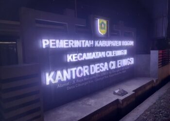 Kepala Desa Cileungsi Burhanudin saat menjelaskan program prioritas beasiswa pendidikan tahun 2026.