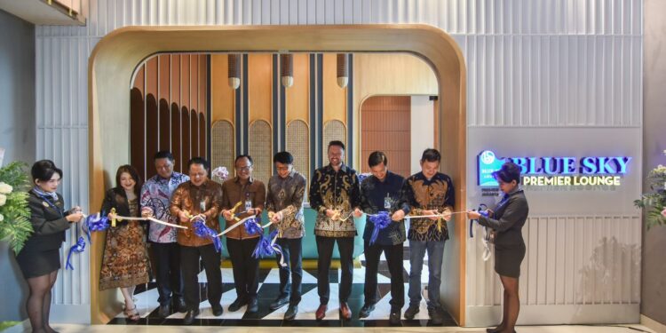 Suasana interior Blue Sky Premier Lounge di Terminal 1C Bandara Soekarno-Hatta yang modern dan nyaman.