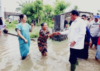 Bupati Tangerang Moch. Maesyal Rasyid saat meninjau lokasi banjir di Perumahan Nuansa Mekarsari 1, Rajeg
