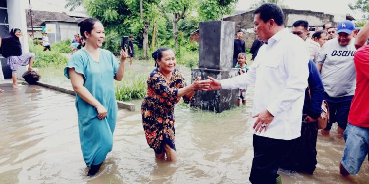 Bupati Tangerang Moch. Maesyal Rasyid saat meninjau lokasi banjir di Perumahan Nuansa Mekarsari 1, Rajeg