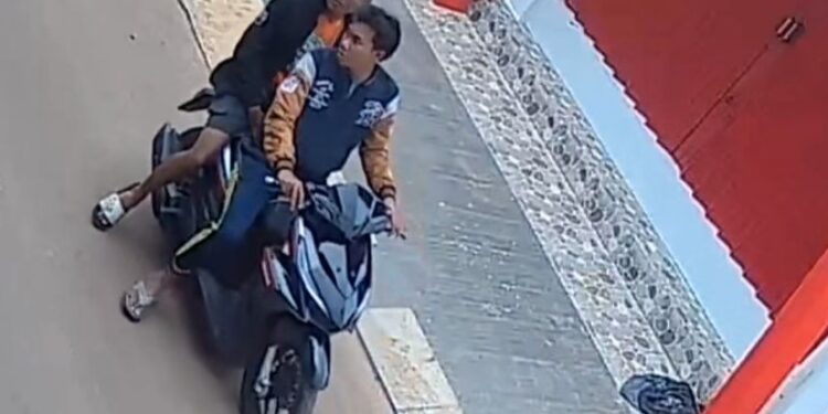 Lokasi pencurian motor di depan toko kosmetik Cileungsi terekam CCTV.