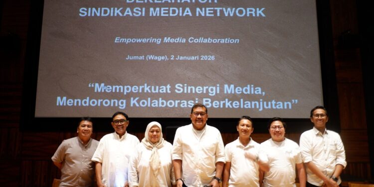 Pembina dan pengurus Sindikasi Media Network saat deklarasi kolaborasi media di Kemang, Jakarta.