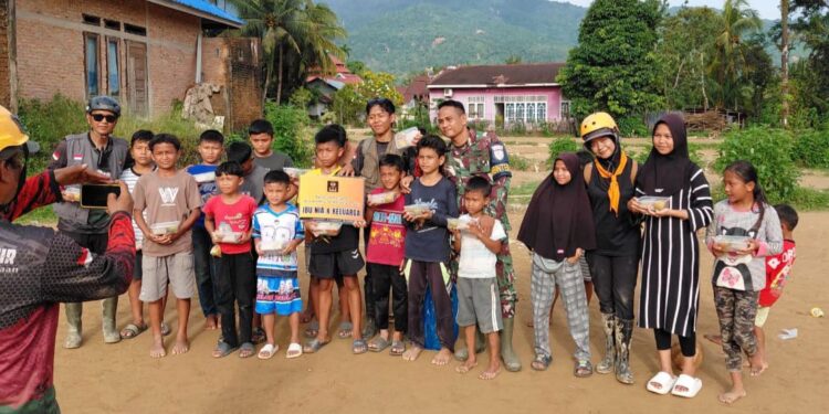Tim Destana Tlajung Udik saat memberikan bantuan 600 porsi makanan
