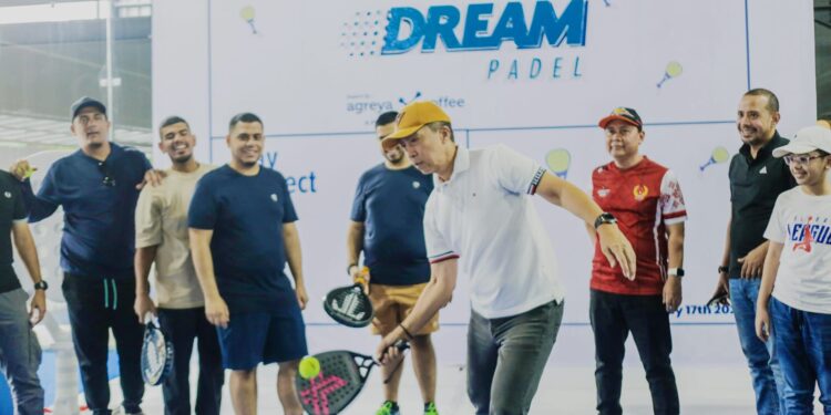 dedie rachim sedang memainkan padel