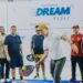 dedie rachim sedang memainkan padel