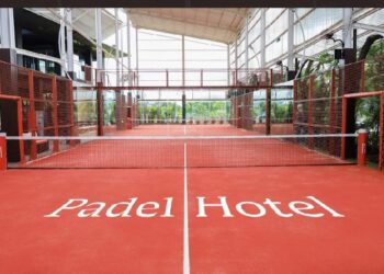 Lapangan padel semi-outdoor yang estetik di Mercure Tangerang BSD City.