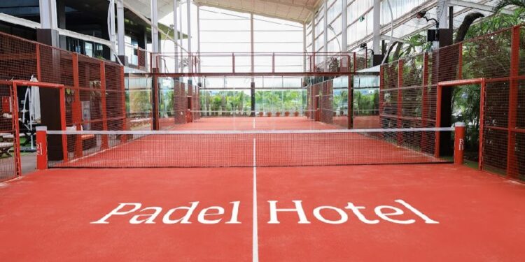 Lapangan padel semi-outdoor yang estetik di Mercure Tangerang BSD City.