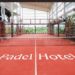 Lapangan padel semi-outdoor yang estetik di Mercure Tangerang BSD City.
